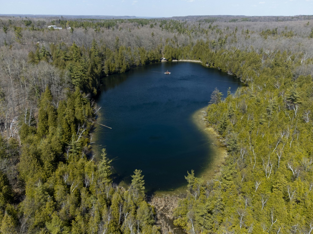 لقطة جوية لبحيرة كراوفورد في كندا في 12 نيسان/أبريل 2023 (ا ف ب)