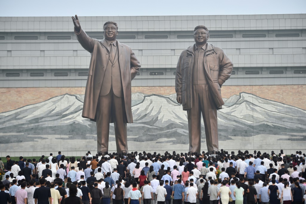 كوريون شماليون يزورون تمثالي الزعيمين الراحلين كيم إيل سونغ وكيم جونغ إيل في الذكرى ال29 لوفاة كيم إيل سونغ في 8 تموز/يوليو 2023 (ا ف ب)