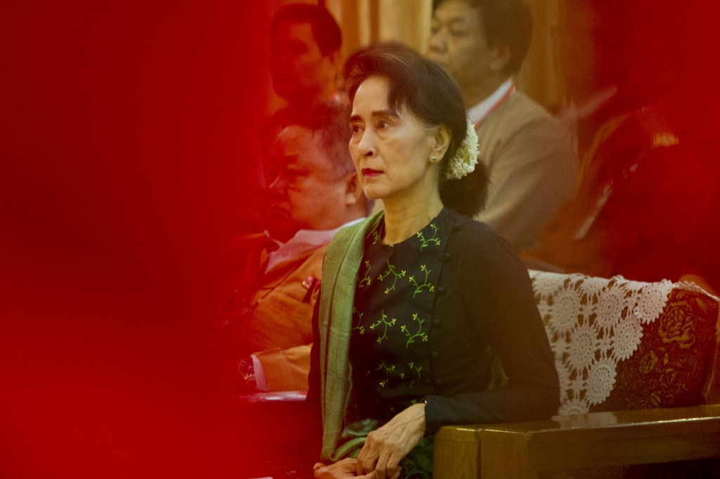 زعيمة المعارضة البورمية أونغ سان سو تشي خلال مشاركتها في اجتماع لحزب الرابطة الوطنية من أجل الديموقراطية، في رانغون في 20 حزيران/يونيو 2015 (ا ف ب)
