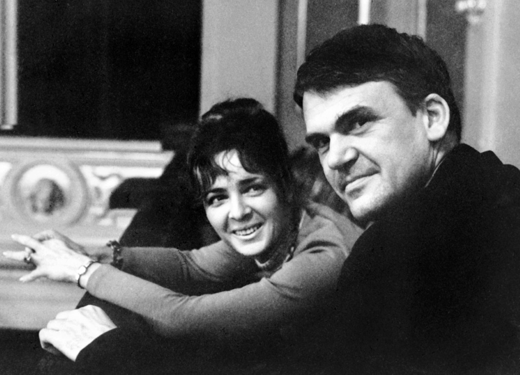 الكاتب ميلان كونديرا مع زوجته فيرا قي براغ في 14 تشرين الأول/أكتوبر 1973 (ا ف ب)