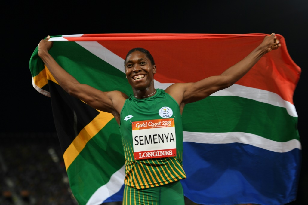 الجنوب إفريقية كاستر سيمينيا بعد فوزها بسباق 800 م في ألعاب كومونويلث في 13 نيسان/ابريل 2018 (ا ف ب)