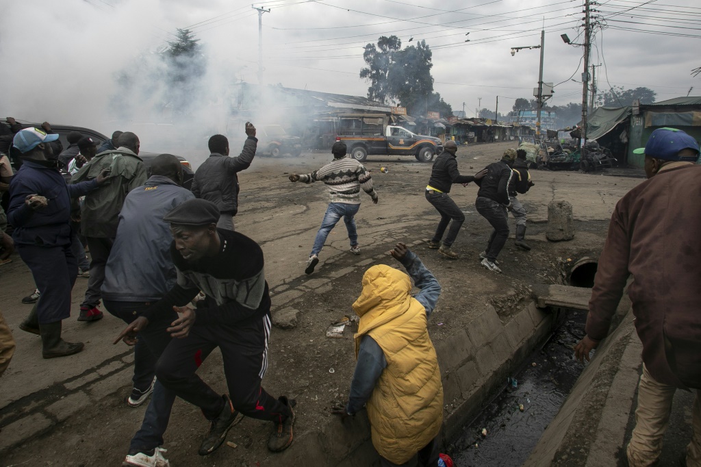 متظاهرون يرشقون الحجارة على مركبة للشرطة في نيروبي في 7 تموز/يوليو 2023 (ا ف ب)