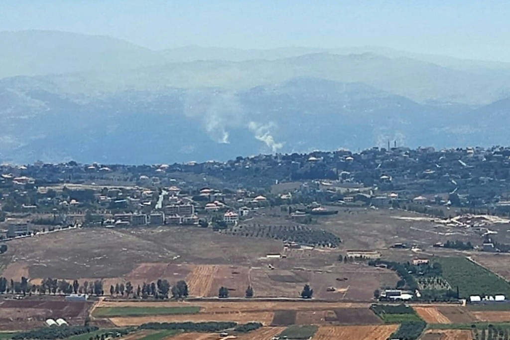     الدخان يتصاعد من موقع قصف إسرائيلي في الحقول الممتدة ما بين كفر شوبا وحلتا في جنوب لبنان في 6 تموز/يوليو 2023 (ا ف ب)   