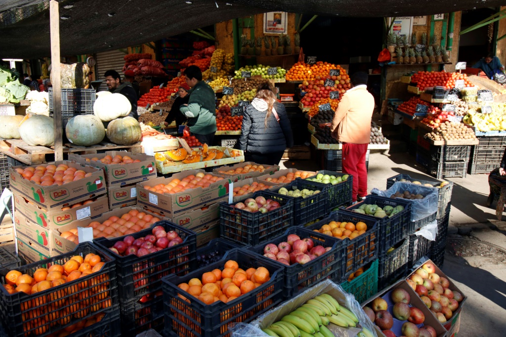 صورة مؤرخة في 15 حزيران/يونيو 2023 من سوق للخضر والفواكه في فالبارايسو في تشيلي (ا ف ب)