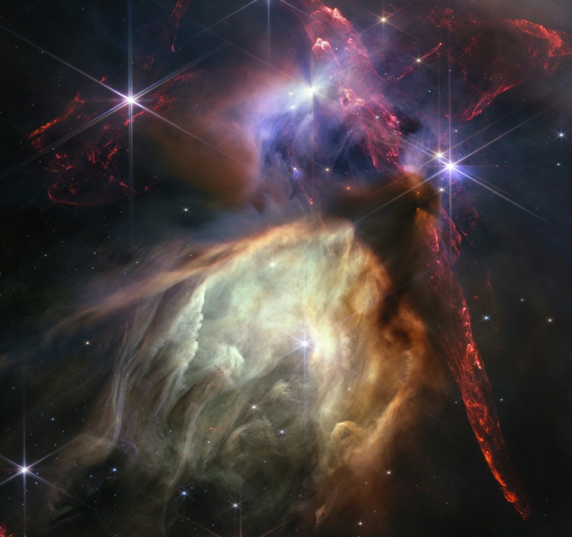 صورة نشرتها وكالة الفضاء الأميركية (ناسا) في 12 تموز/يوليو 2023 التقطها التلسكوب الفضائي جيمس ويب من أقرب منطقة لتشكيل النجوم من الأرض، على بعد 390 سنة ضوئية منها، في سحابة رو أوفيوتشي الغازيّة (ا ف ب)