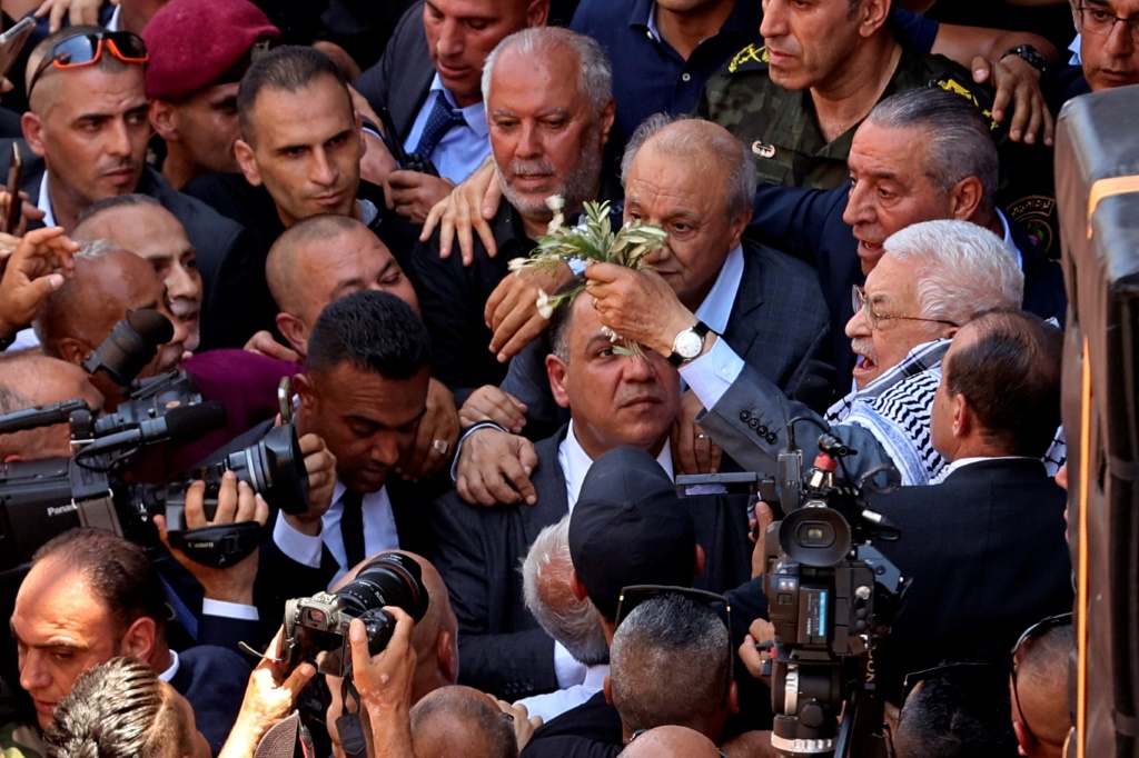 الرئيس الفلسطيني محمود عباس (يمين) مخاطبا السكان خلال زيارته النادرة لمخيم جنين في 12 تموز/يوليو 2023 (ا ف ب)