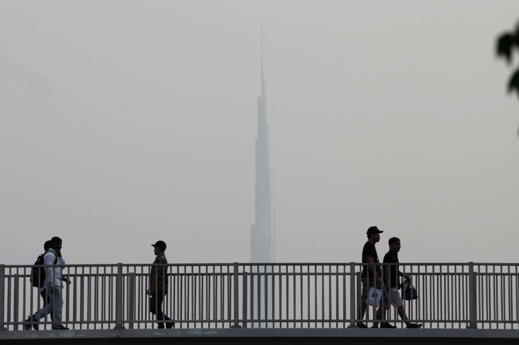     تمر دبي بحرارة خلال صيف صعب بشكل غير عادي (أ ف ب)   