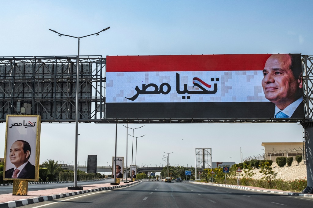 صورة مؤرخة في 13 أيار/مايو 2023 للافتة عليها صورة الرئيس المصري عبد الفتاح السيسي على أحد الجسور في القاهرة (أ ف ب)
