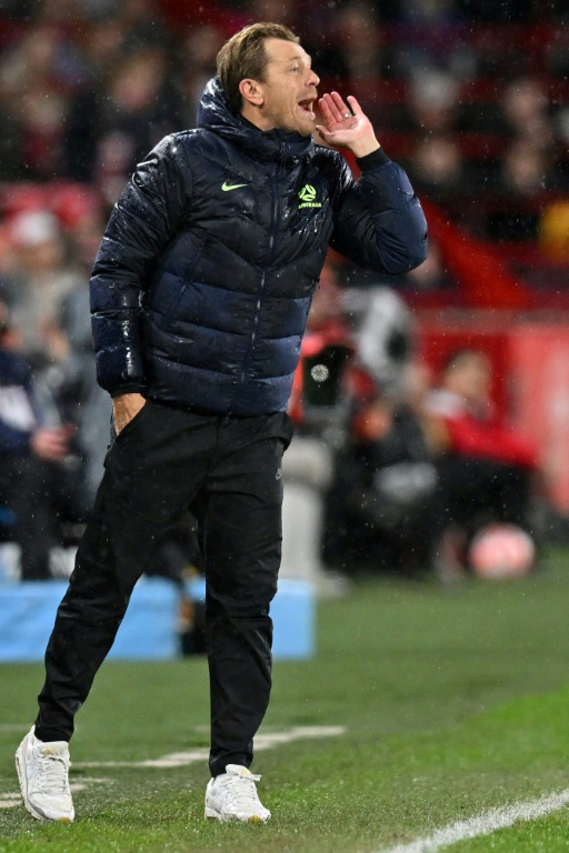  المدرب السويدي لمنتخب أستراليا للسيدات توني غوستافسون يعطي التعليمات للاعباته خلال مباراة ودية في كرة القدم ضد إنكلترا. برنتفورد، غرب لندن، في 11 نيسان/أبريل 2023 (ا ف ب)