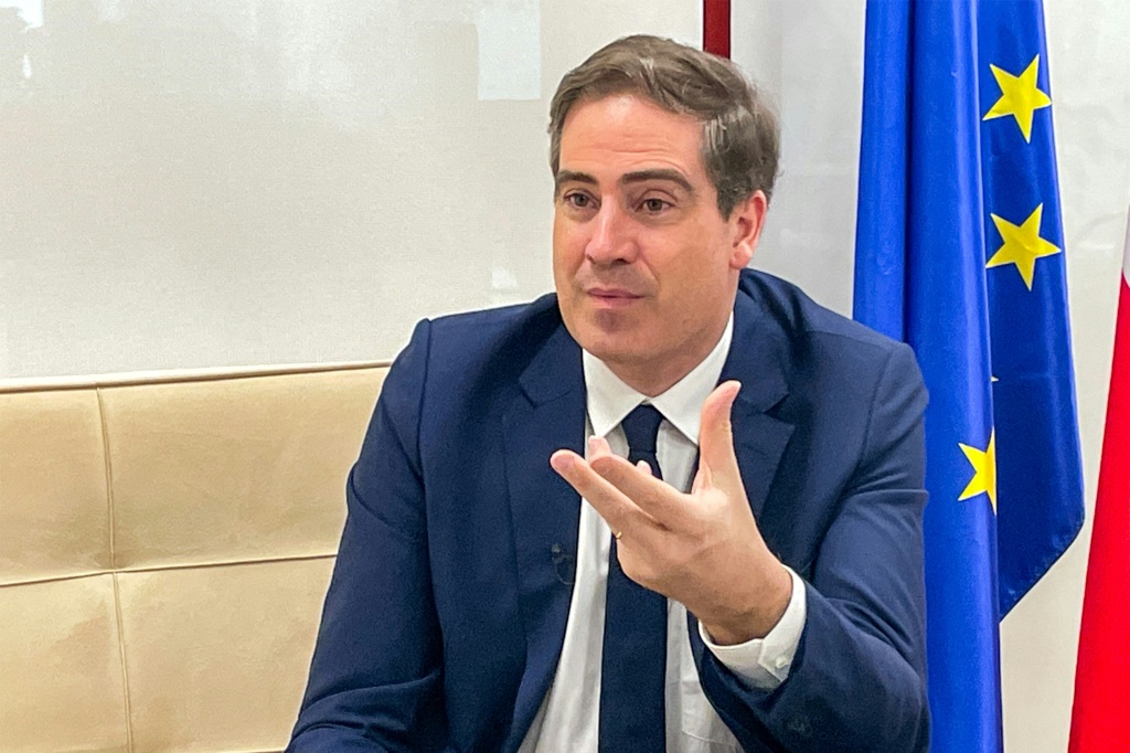 الوزير الفرنسي المكلف شؤون التجارة الخارجية أوليفييه بيشت خلال مقابلة مع وكالة فرانس برس في دبي في 13 تموز/يوليو 2023 (أ ف ب)   