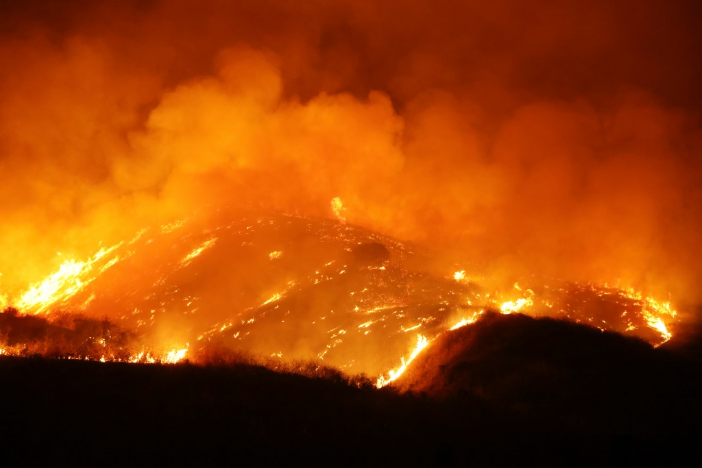 حرائق مستعرة في صحراء كاليفورنيا في وادي الموت في 14 تموز/يوليو 2023 (ا ف ب)
