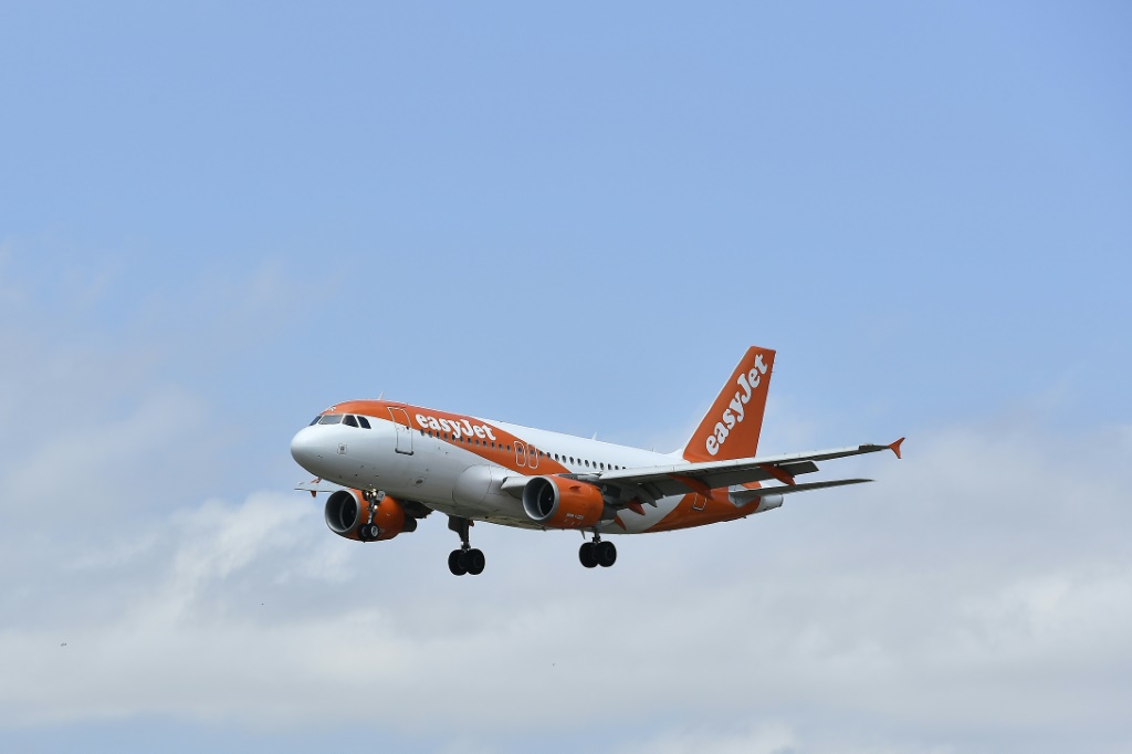 طائرة تابعة لشركة "إيزي جيت" بصدد الهبوط في مطار "إل برات" في برشلونة في الأول من تموز/يوليو 2022 (ا ف ب)