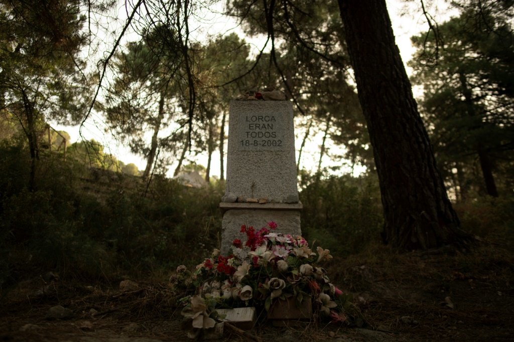     نصب لذكرى الشاعر الاسباني فريديريكو غارسيا لوركا في فيثنار بالقرب من غرناطة باسبانيا في 12 تموز/يوليو 2023 (أ ف ب)   