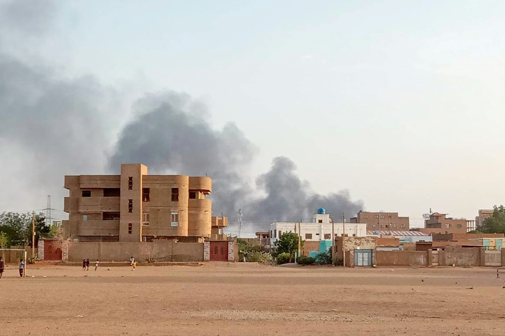 دخان المعارك يتصاعد في شمال الخرطوم (ا ف ب)