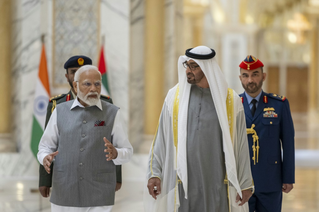 رئيس الوزراء الهندي ناريندرا مودي والرئيس الاماراتي الشيخ محمد بن زايد ال نهيان خلال لقائهما في ابوظبي في 15 تموز/يوليو 2023 (ا ف ب)