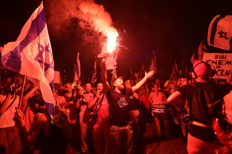 متظاهرون يحتجون في تل أبيب بتاريخ 15 تموز/يوليو 2023 على مشروع قانون الإصلاح القضائي الذي تقترحه الحكومة الإسرائيلية (أ ف ب)