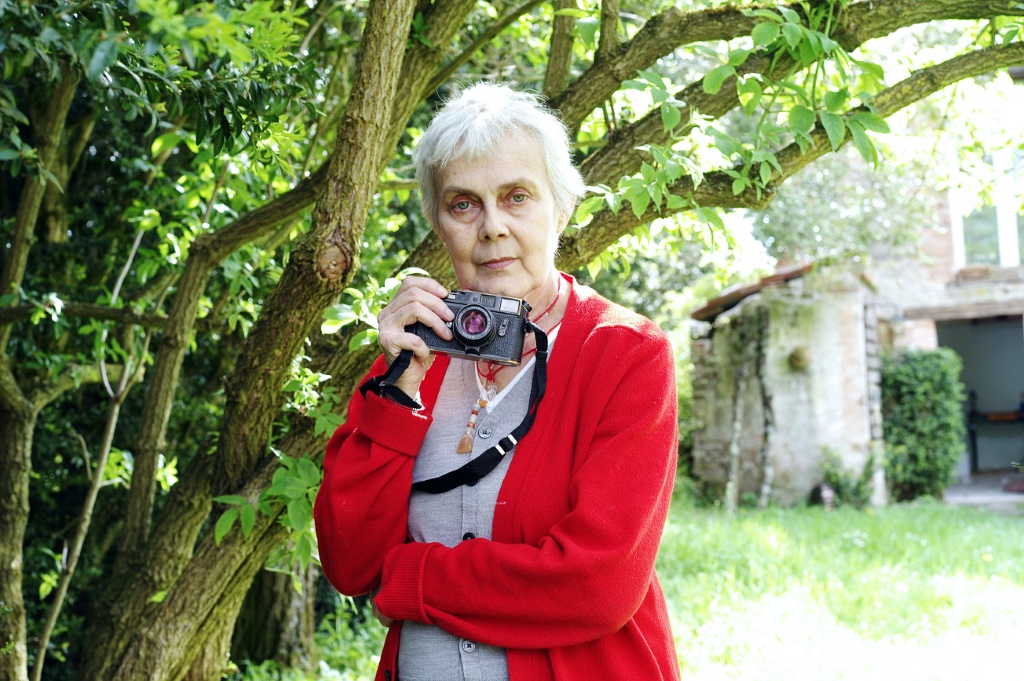 المصورة ماري لور دو ديكر في منزلها بمنطقة تارن الفرنسية في 15 نيسان/ابريل 2013 (ا ف ب)