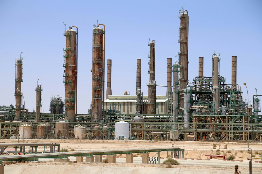 صورة التقطت في 3 حزيران/يونيو 2020 تظهر مصفاة نفط في بلدة رأس لانوف شمال ليبيا. (ا ف ب)   