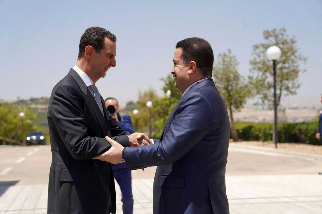       الرئيس السوري بشار الاسد مرحبا برئيس الوزراء العراقي محمد شياع السوداني في دمشق في 16 تموز/يوليو 2023 (أ ف ب)   