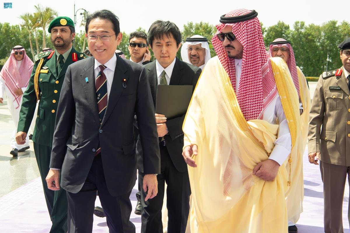 نائب أمير منطقة مكة المكرمة الأمير بدر بن سلطان بن عبد العزيز يستقبل في جدة رئيس الوزراء الياباني فوميو كيشيدا. 16 يوليو 2023 (واس)