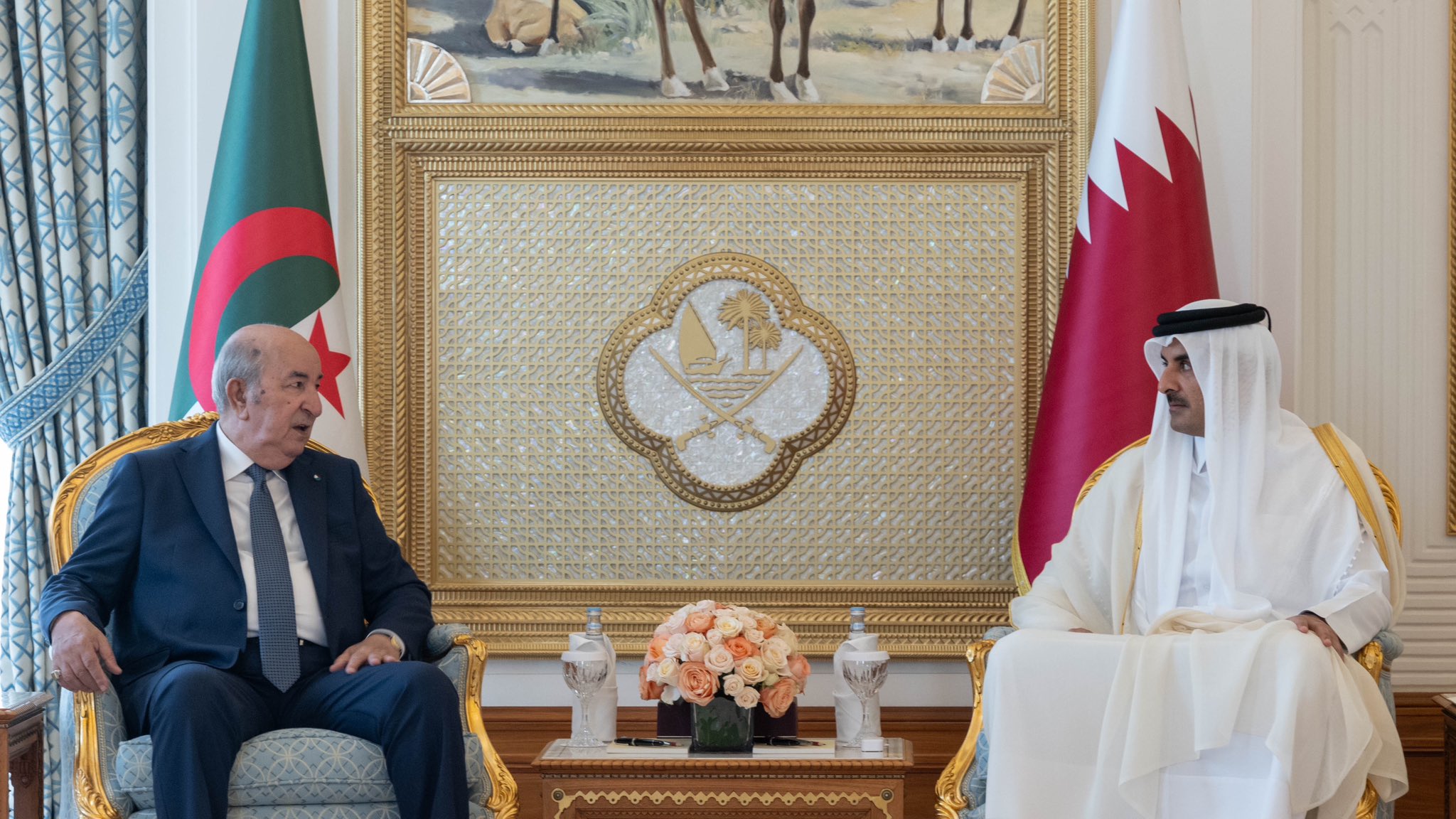 أمير دولة قطر الشيخ تميم بن حمد آل ثاني مع الرئيس الجزائري عبد المجيد تبون (الديوان الأميري القطري)