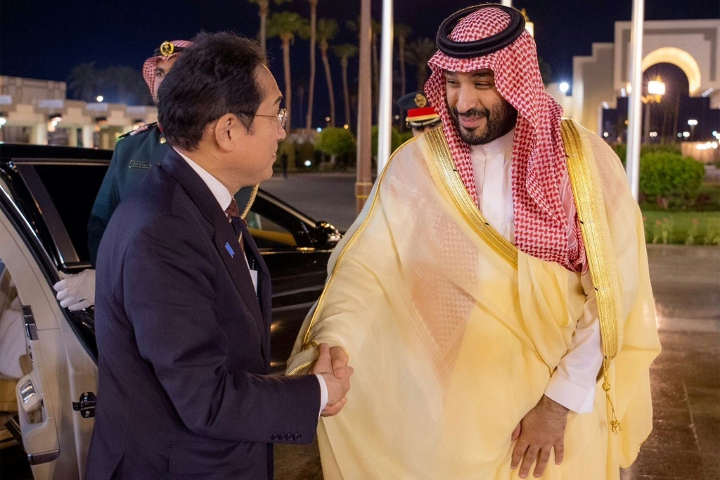 صورة وزعتها وكالة الأنباء السعودية "واس" تُظهر ولي العهد الأمير محمد بن سلمان يستقبل رئيس الوزراء الياباني فوميو كيشيدا في مدينة جدّة السعودية في 16 تموز/يوليو 2023 (ا ف ب)