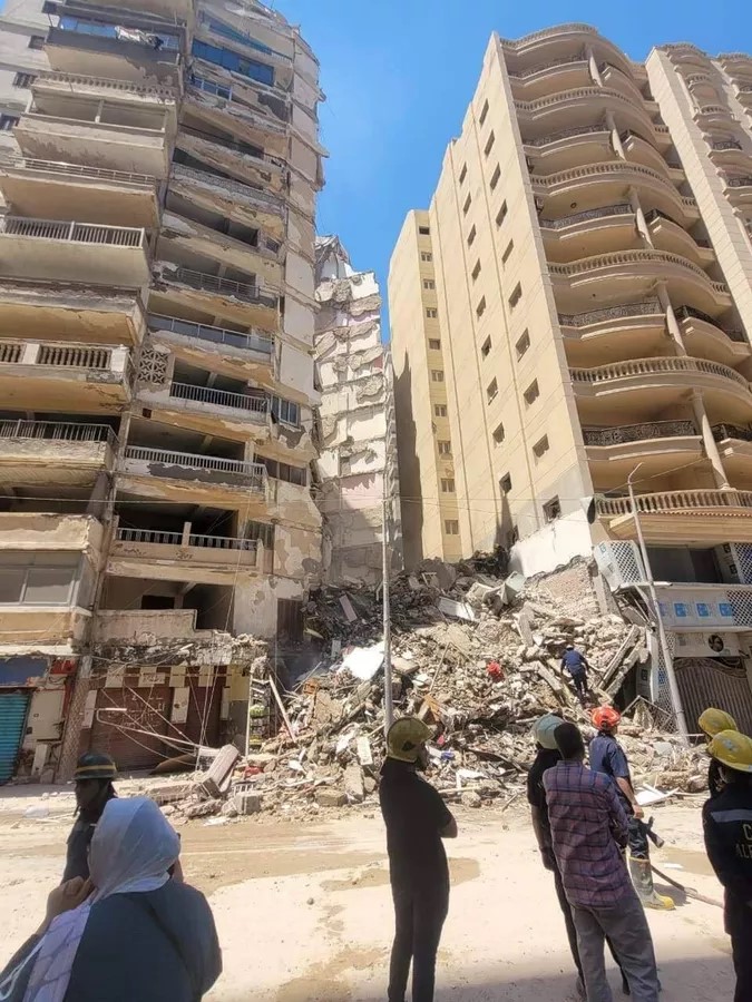 انهيار عقار في الإسكندرية (سبوتنك)