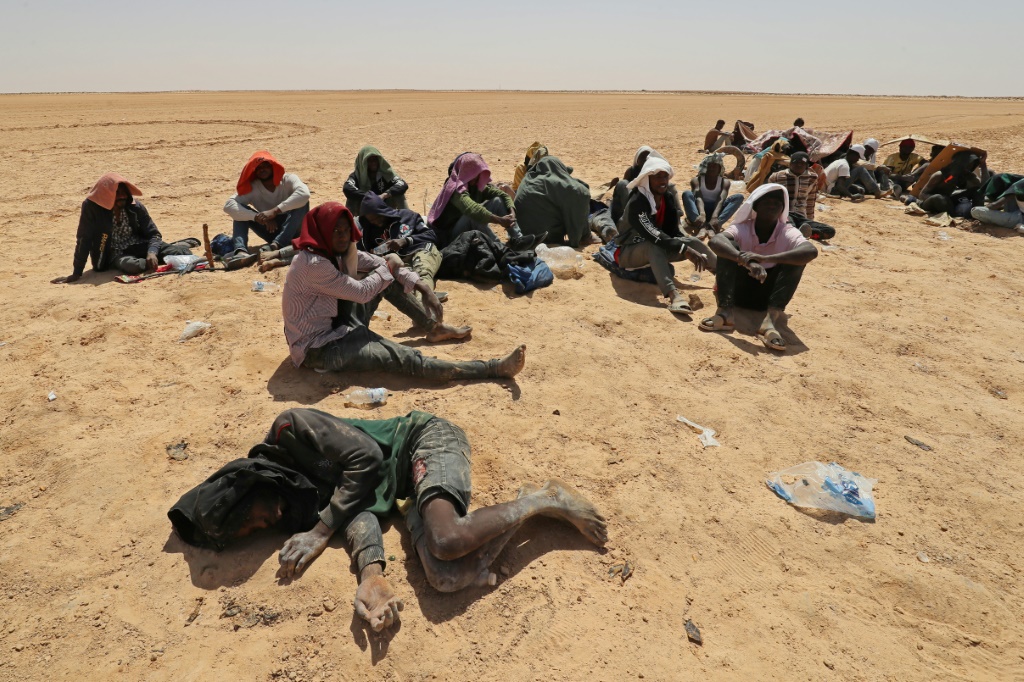     مهاجرون من دول في إفريقيا جنوب الصحراء متروكون في منطقة صحراوية غير مأهولة بالقرب من الحدود التونسية-الليبية. (ا ف ب)   