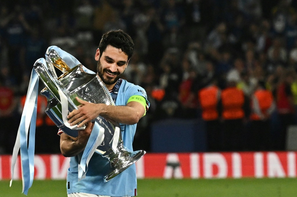 لاعب مانشستر سيتي الالماني ايلكاي غوندوغان حاملا كأس دوري ابطال اوروبا بعد فوز فريقه على إنتر الايطالي في المباراة النهائية. 10 حزيران/يونيو 2023 (ا ف ب)