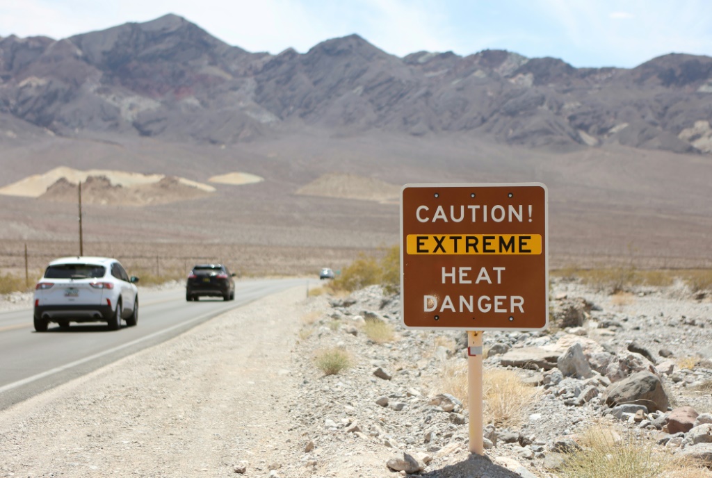 علامة تحذير من الحر الشديد على الطريق السريع رقم 190 في الولايات المتحدة في منطقة وادي الموت في ولاية كاليفورنيا في 16 تموز/يوليو 2023 (ا ف ب)