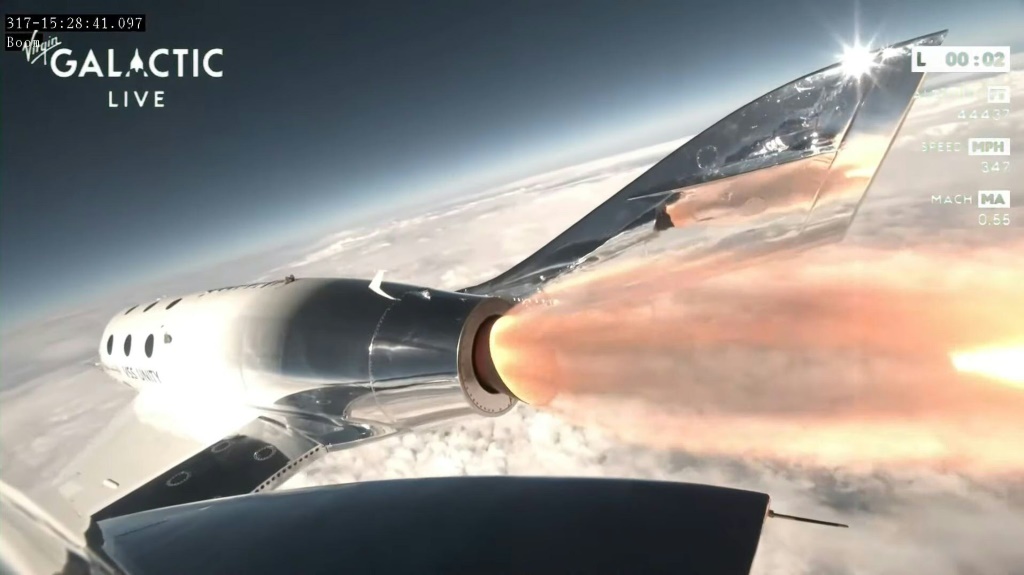 صورة مأخوذة من شريط فيديوز وزعتها شركة "فيرجن غالاكتيك" للسياحة الفضائية وتبدو فيها مركبتها "يونيتي" خلال رحلتها التجارية الأولى في 18 حزيران/يونيو 2023 (ا ف ب)