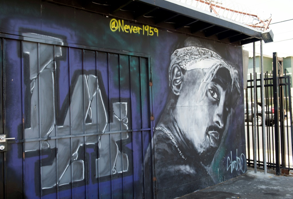 صورة التقطت في 16 أيار/مايو 2016 لرسم جداري لمغني الراب الأميركي الشهير توباك شاكور في لوس أنجليس بولاية كاليفورنيا الأميركية (ا ف ب)