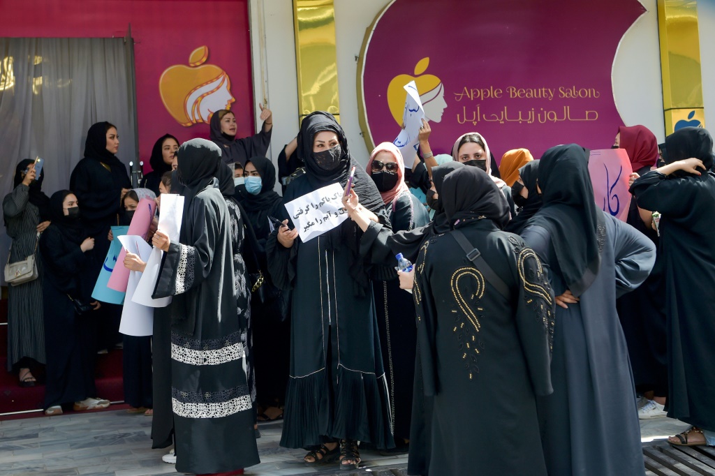 نساء أفغانيات يتظاهرن ضد قرار سلطات طالبان إغلاق صالونات التجميل في 19 تموز/يوليو 2023 في كابول (ا ف ب)