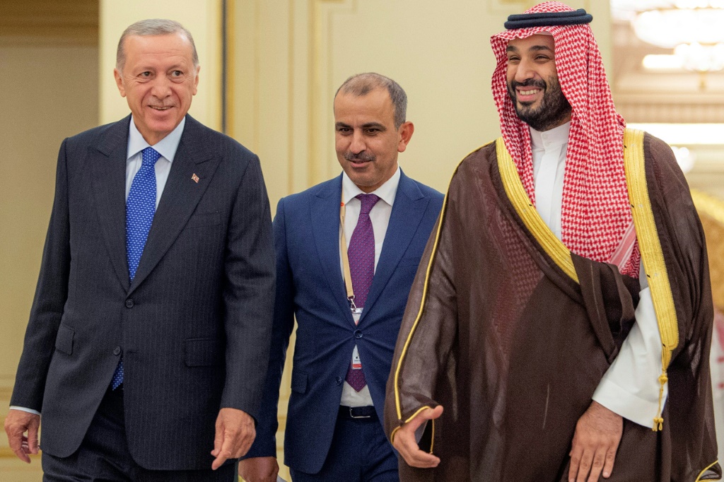 صورة وزعها القصر الملكي السعودي تظهر استقبال ولي العهد السعودي الأمير محمد بن سلمان (يمين) بالرئيس التركي رجب طيب إردوغان، في جدة في 17 تموز/يوليو 2023 (ا ف ب)