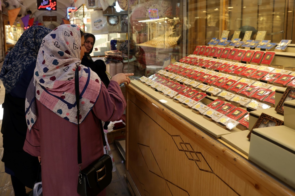 نساء يزرن متجر مجوهرات في السوق القديم في مدينة يزد الإيرانية في 3 تموز/يوليو 2023 (ا ف ب)