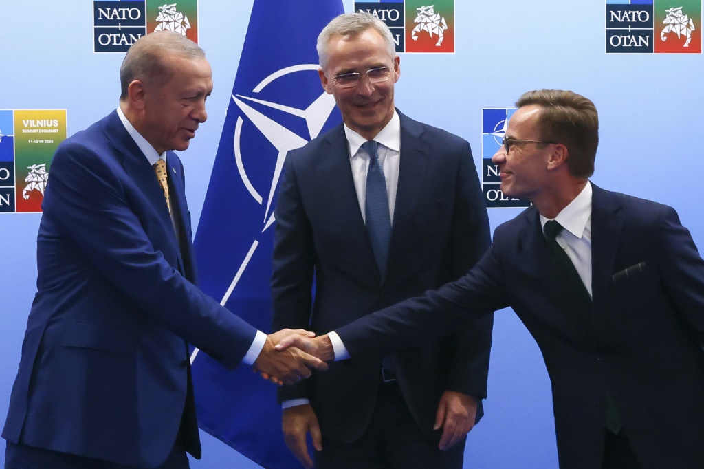 الرئيس التركي رجب طيب اردوغان (من اليسار الى اليمين) والامين العام لحلف شمال الاطلسي ينس ستولتنبرغ ورئيس الوزراء السويدي اولف كريسترسون خلال لقاء في فيلنيوس في 10 تموز/يوليو 2023 (ا ف ب)