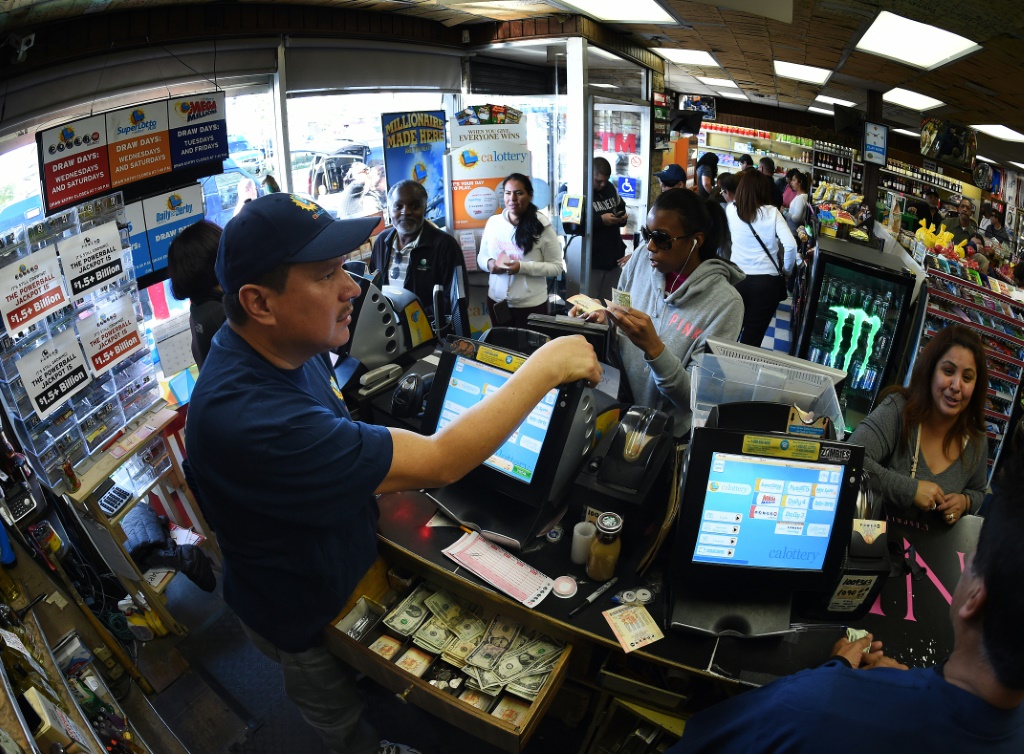 تهافت على شراء بطاقات يانصيب "باور بول" في متجر للمشروبات في في كاليفورنيا، في 13 كانون الثاني/يناير 2016 (ا ف ب)