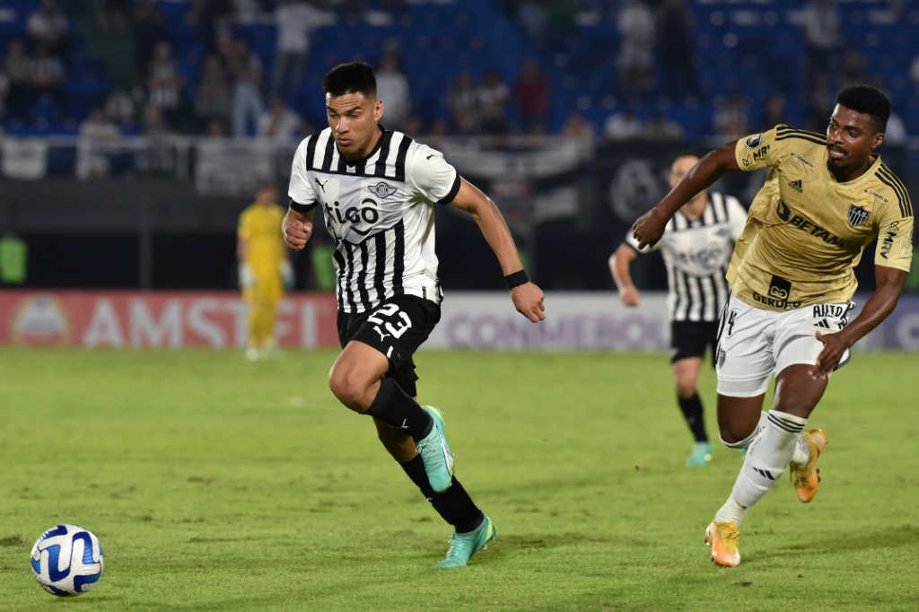 لاعب وسط ليبرتاد الباراغوياني دييغو غوميس (يسار) يحاول مراوغة مدافع أتلتيكو مينيرو البرازيلي جيمرسون في دور المجموعات لمسابقة كأس ليبرتادوريس في أسونسيون في 27 حزيران/يونيو 2023 (ا ف ب)