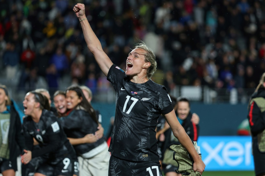 لاعبة منتخب نيوزيلندا هانا ويلكينسون محتفلة بتسجيلها هدف فريقها الوحيد في مرمى النروج في مونديال السيدات لكرة القدم. 20 تموز/يوليو 2023 (ا ف ب)