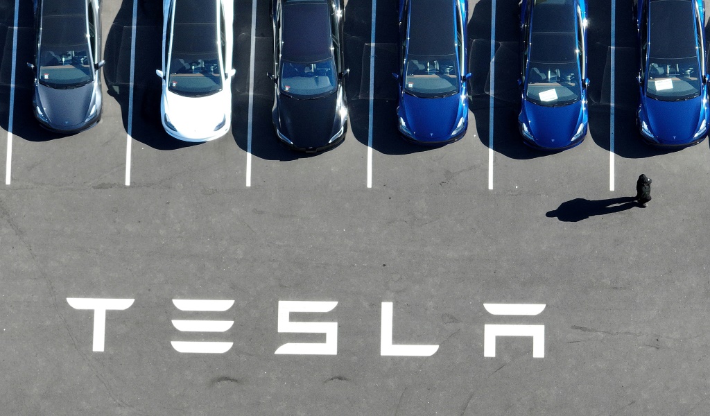 تجاوزت نتائج Tesla التقديرات حيث أعلنت شركة صناعة السيارات عن أرباح أعلى بعد أن عززت تخفيضات الأسعار المبيعات (أ ف ب)   
