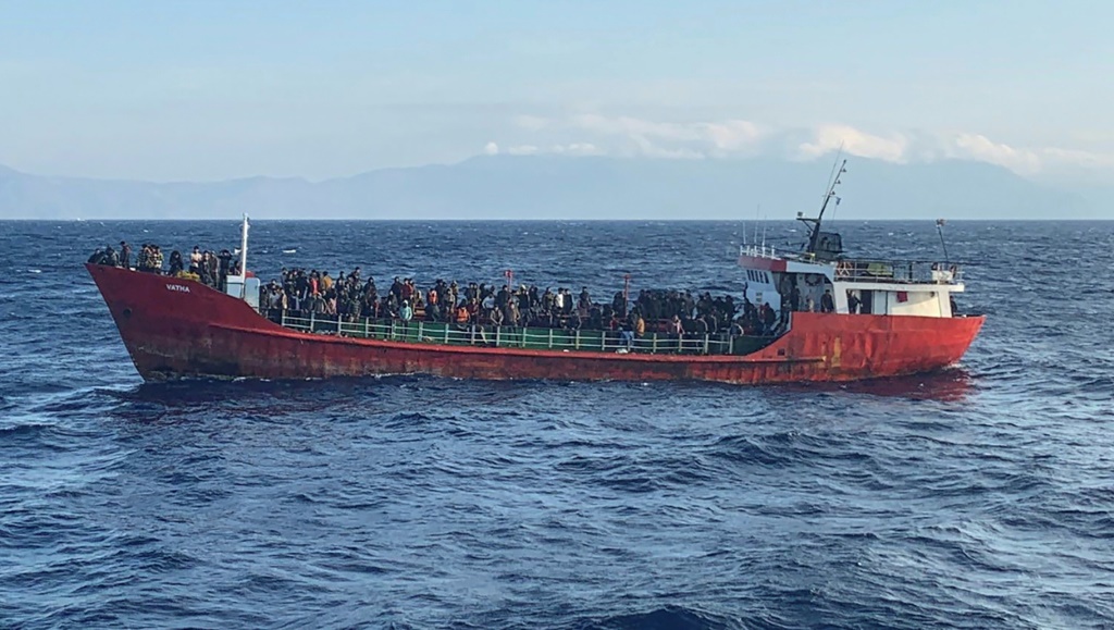 أكد الوزيران، حسب البيان، على "التزام الطرفين ببذل أقصى الجهود لمكافحة الهجرة غير النظامية" (أ ف ب)