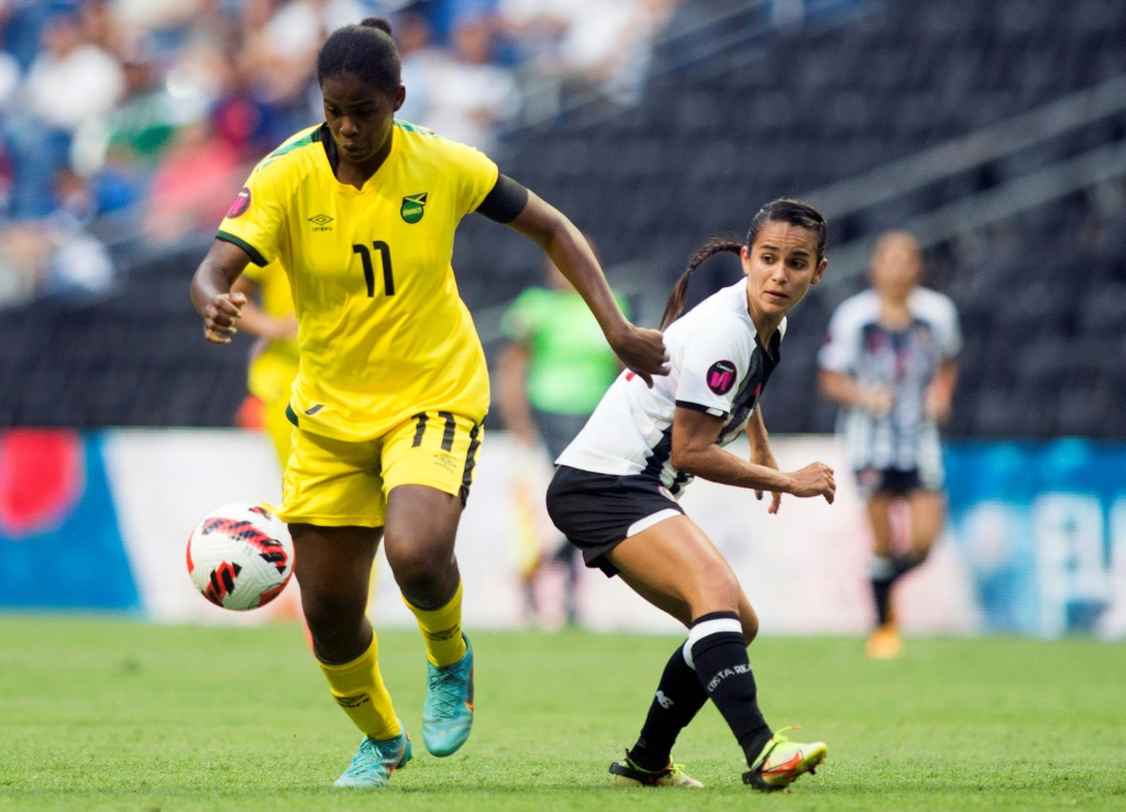 الجامايكية خديجة شو (يسار) خلال مباراة منتخب بلادها وكوستاريكا لتحديد المركز الثالث في بطولة كونكاكاف للسيدات في مونتيري في 18 تموز/يوليو 2022 (ا ف ب)
