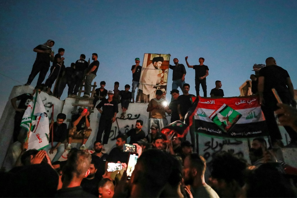 مناصرو الزعيم الشيعي مقتدى الصدر يتظاهرون أمام السفارة السويدية في بغداد في 20 تموز/يوليو 2023 (ا ف ب)