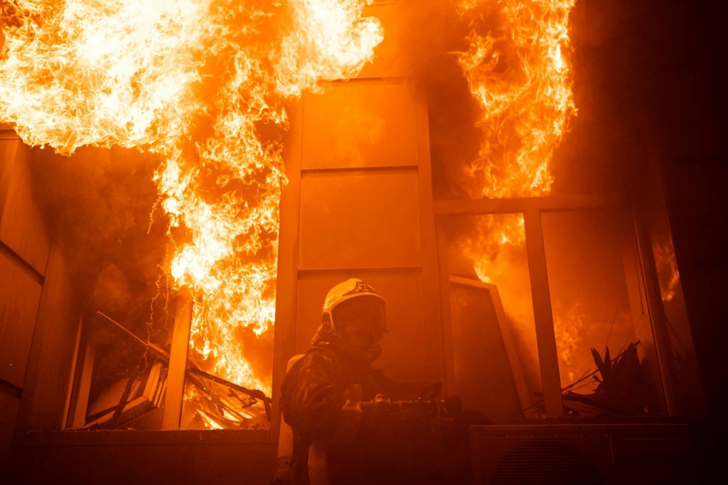 فرق إطفاء تكافح حريقا في مبنى إداري في أوديسا على البحر الأسود بعد ضربة صاروخية روسية، في صورة التقطتها ونشرتها أجهزة الطوارئ الأوكرانية في 20 تموز/يوليو 2023 (ا ف ب)