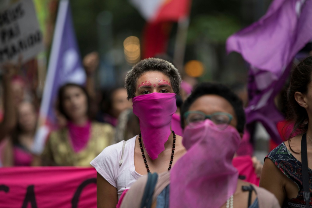نساء يغطين وجوههن بأقمشة زهرية تنديدا بالعنف ضد النساء في مدينة ريو دي جانيرو البرازيلية في 28 تشرين الثاني/نوفمبر 2017 (ا ف ب)