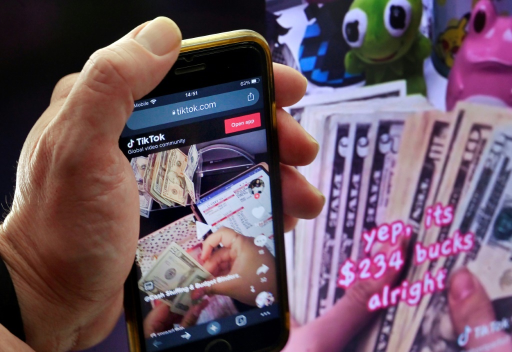 صورة تعبيرية لمقطع فيديو من تيك توك عن أسلوب تقسيم الراتب، يظهر على شاشة هاتف محمول في واشنطن بتاريخ 15 آذار/مارس 2023 (ا ف ب)