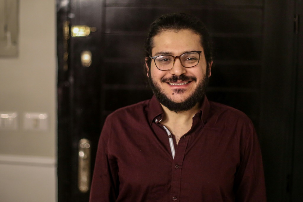 الباحث المصري باتريك زكي في منزل ذويه في القاهرة في كانون الاول/ديسمبر 2021 (ا ف ب)