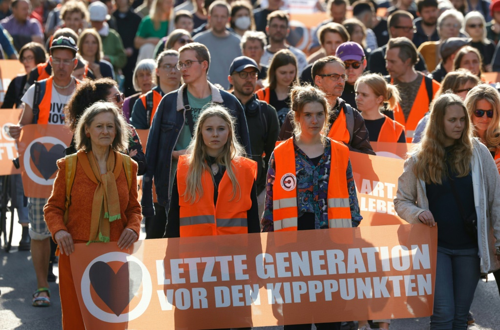 من تظاهرة لحركة "الجيل الأخير" في برلين في 24 أيار/مايو 2023 (ا ف ب)