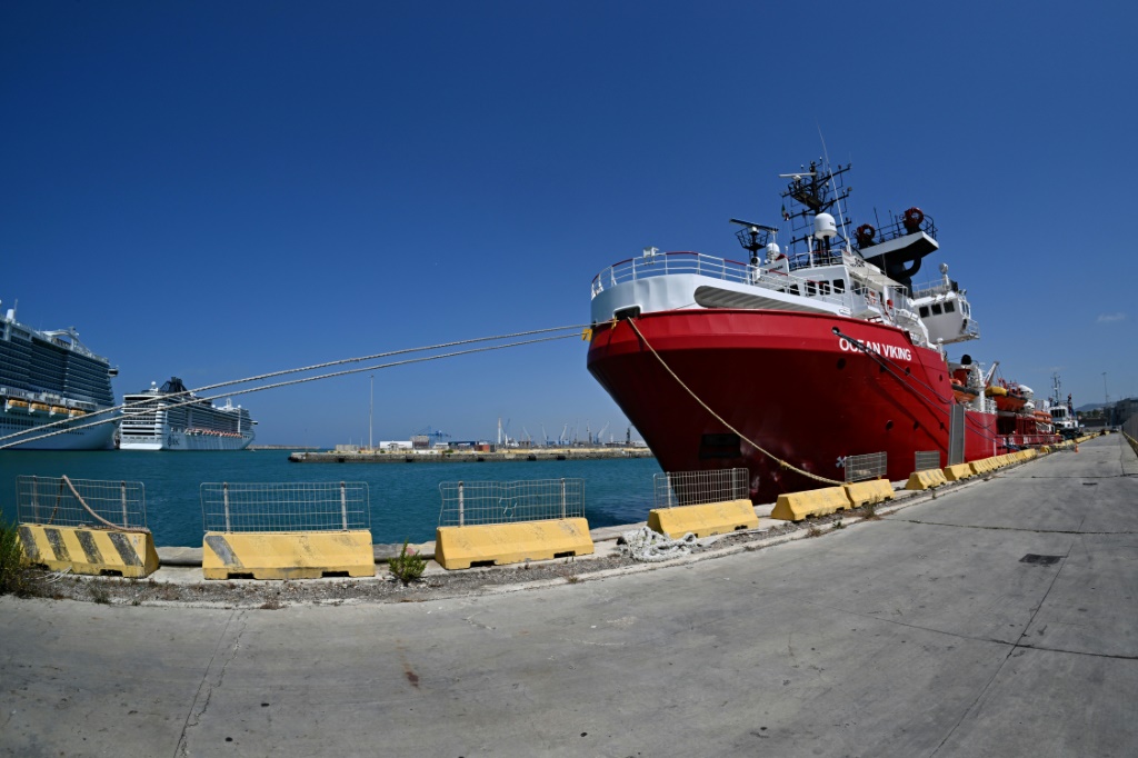     أمضت شركة Ocean Viking عشرة أيام عالقة في الميناء بعد أن أمرت السلطات الإيطالية باحتجاز السفينة `` لفترة غير محددة '' (أ ف ب)   