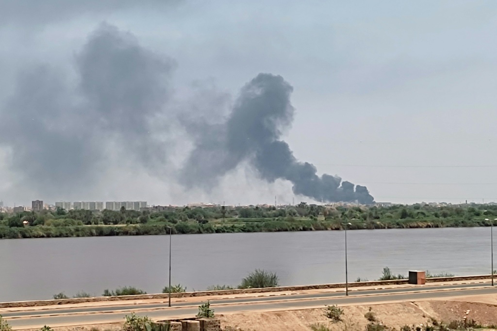     صورة التُقطت من أم درمان تُظهر الدخان يتصاعد من مسافة بعيدة في شمال الخرطوم وسط القتال الدائر في السودان الذي مزقته الحرب، في 18 تموز/يوليو 2023. (أ ف ب)   